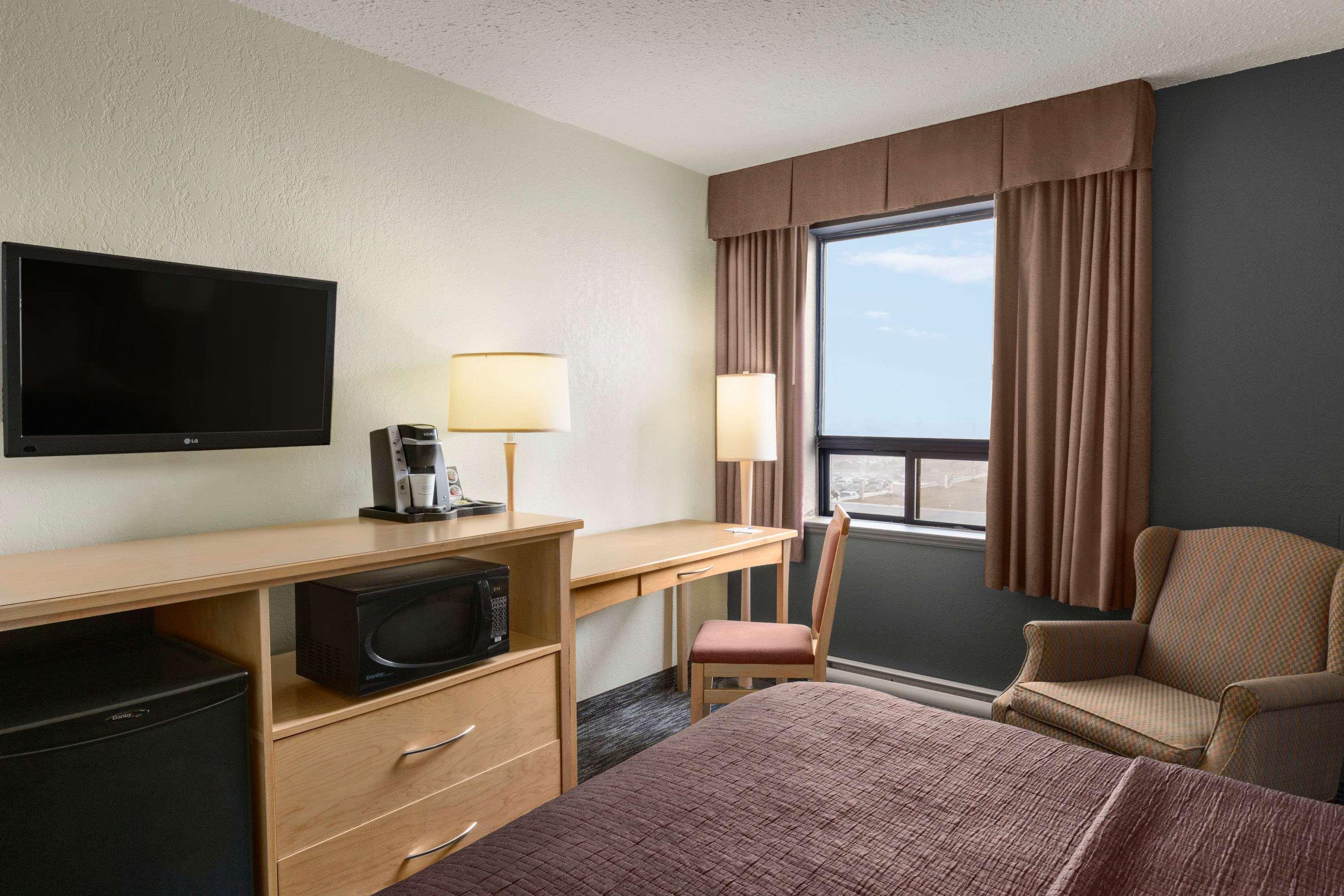 Travelodge By Wyndham Edmonton West Экстерьер фото