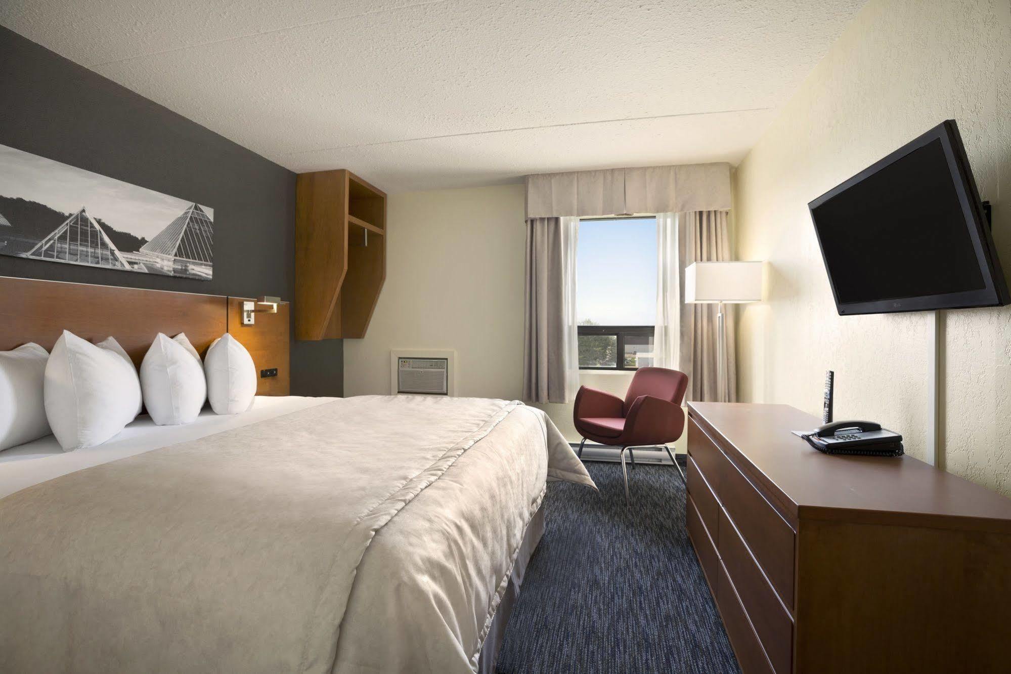 Travelodge By Wyndham Edmonton West Экстерьер фото